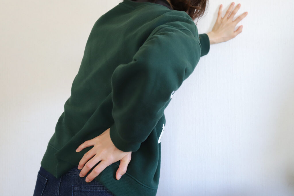 腰椎椎間板ヘルニアで腰痛を感じる人の写真